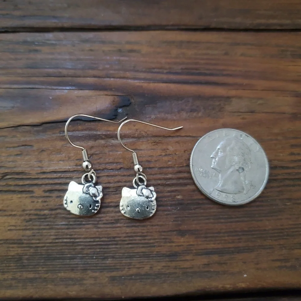 Super Cute Hello Kitty Earrings - Picture 2 of 2